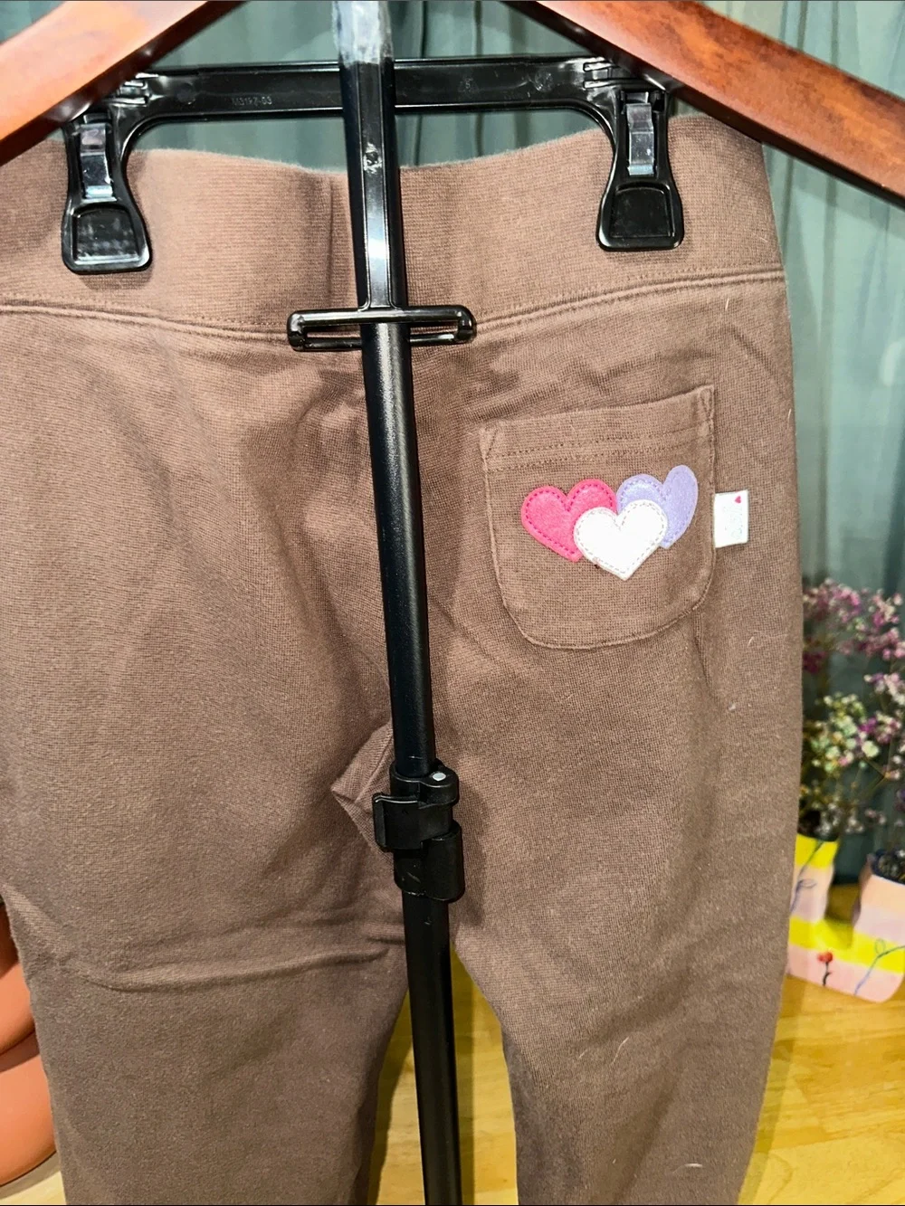 🎉GAP Brown Capri Sweatpants with Pink & Purple Heart Patch A208